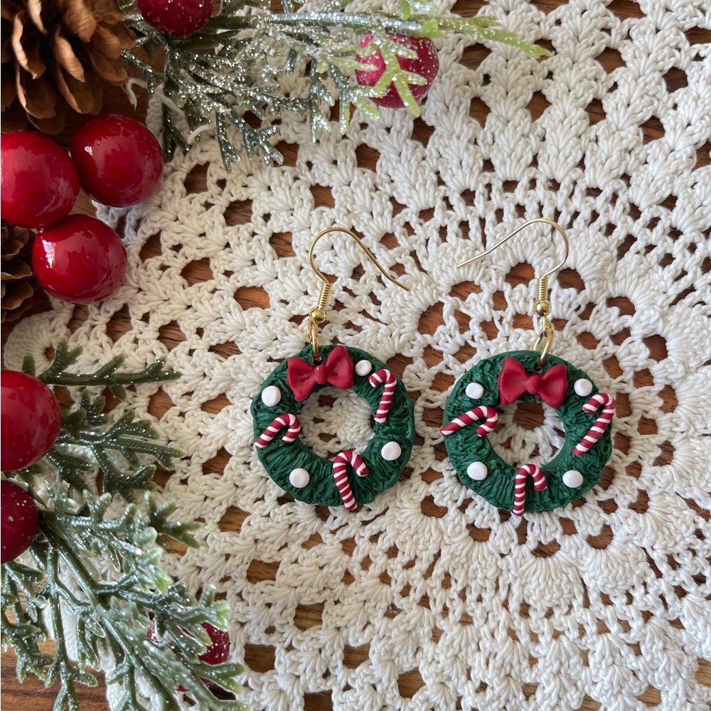 Christmas Wreath Earrings made of polymer clay
